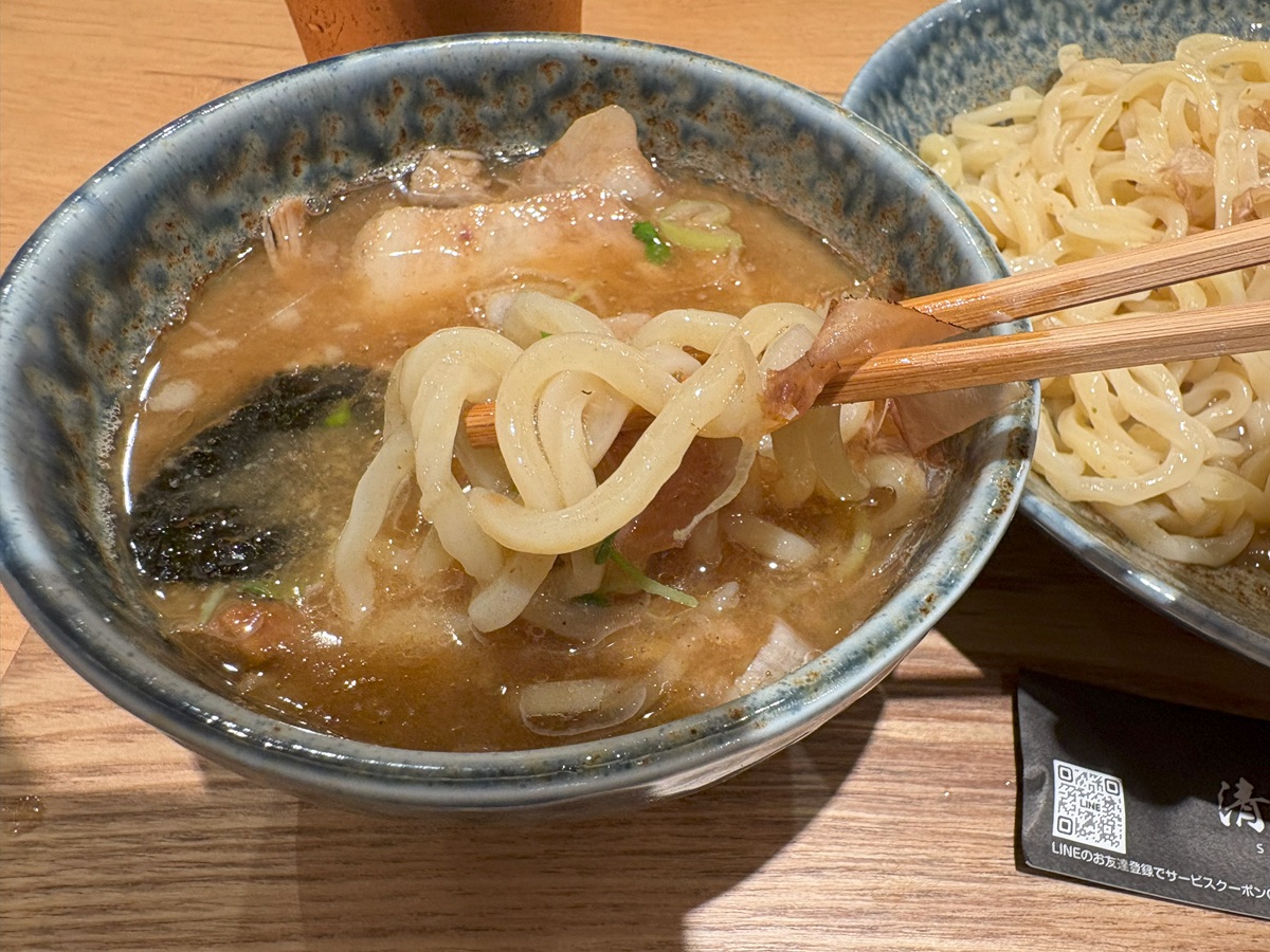 つけ汁に浸して食べるとまた印象が変わります