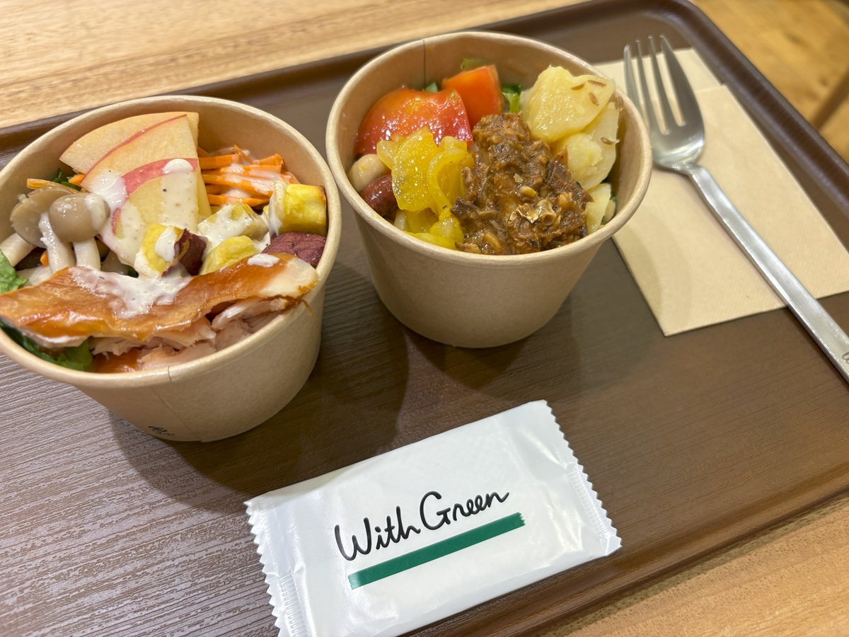 2種類のサラダを試食