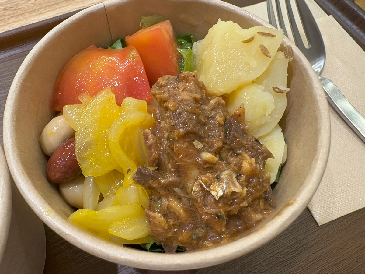 さば煮カレーと北海道産じゃがいもグリルのサラダを試食