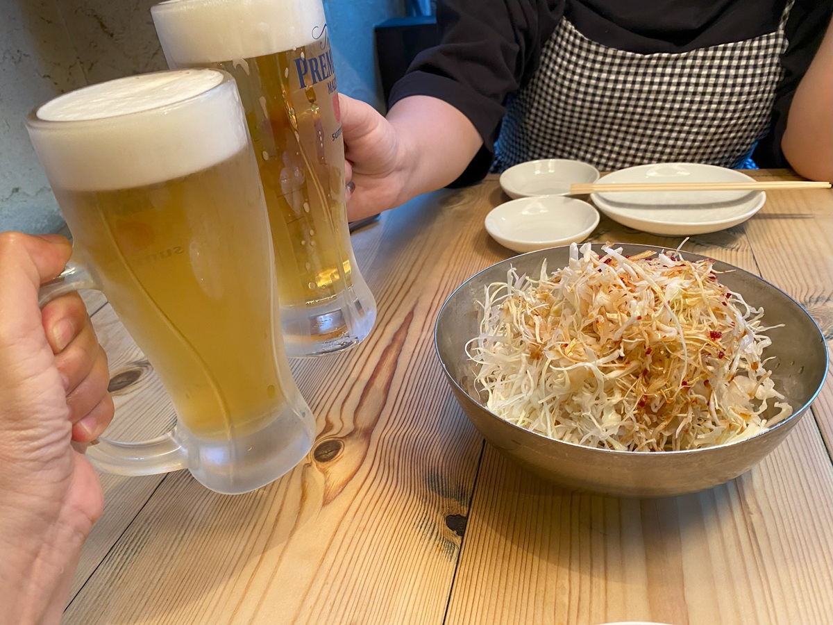 お通しキャベツとビールで乾杯