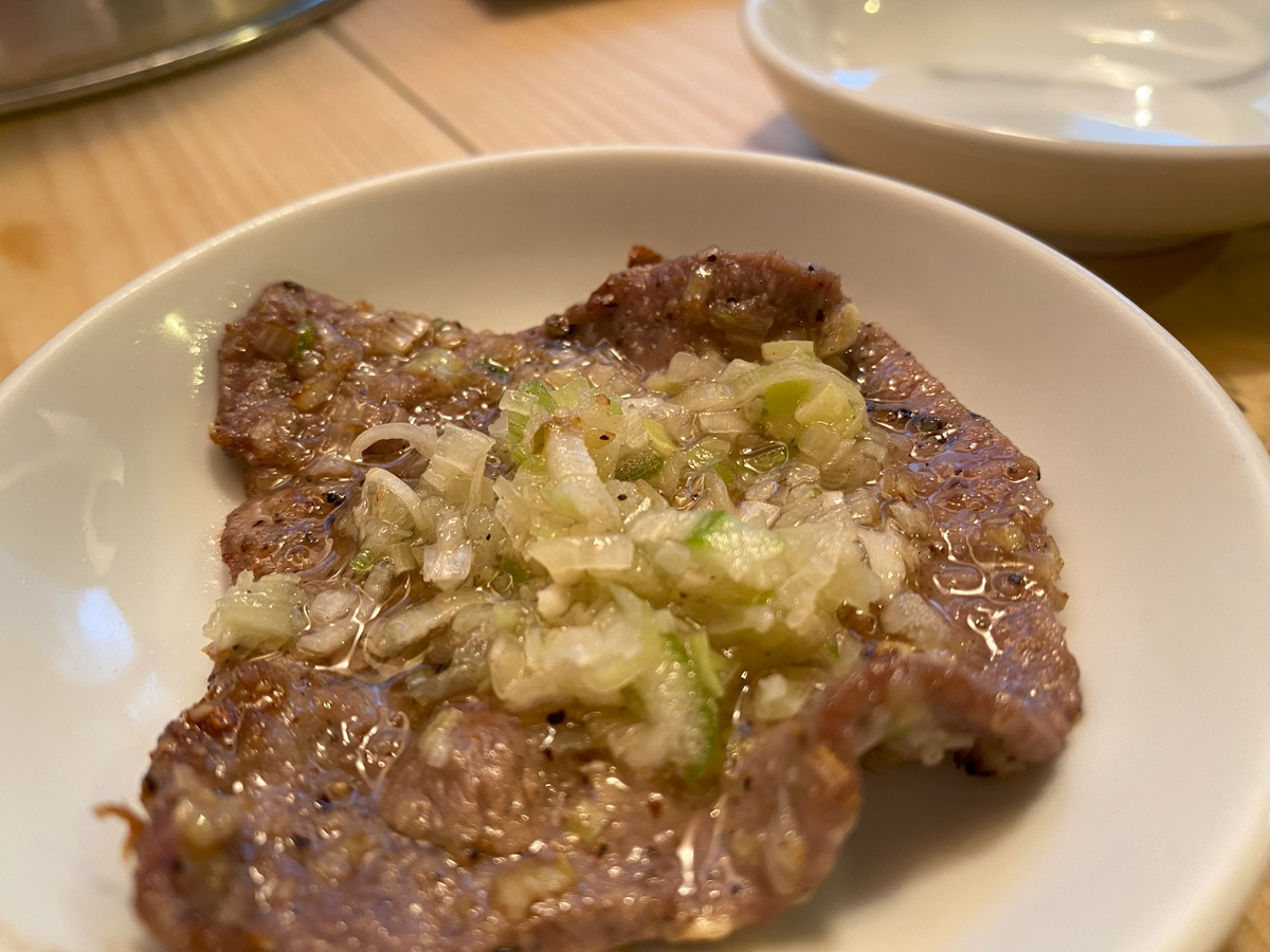 焼けたタン塩にたっぷりおいねぎ