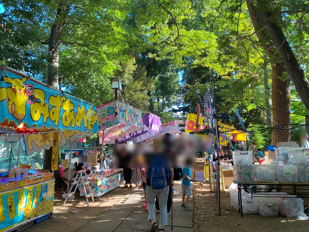 八雲氷川神社境内に並ぶ屋台