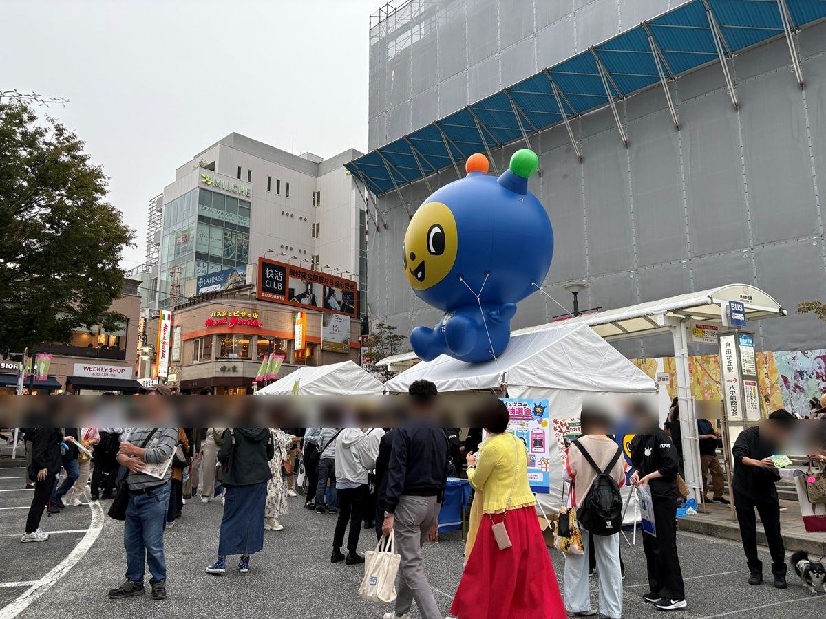 駅前広場は大勢の人