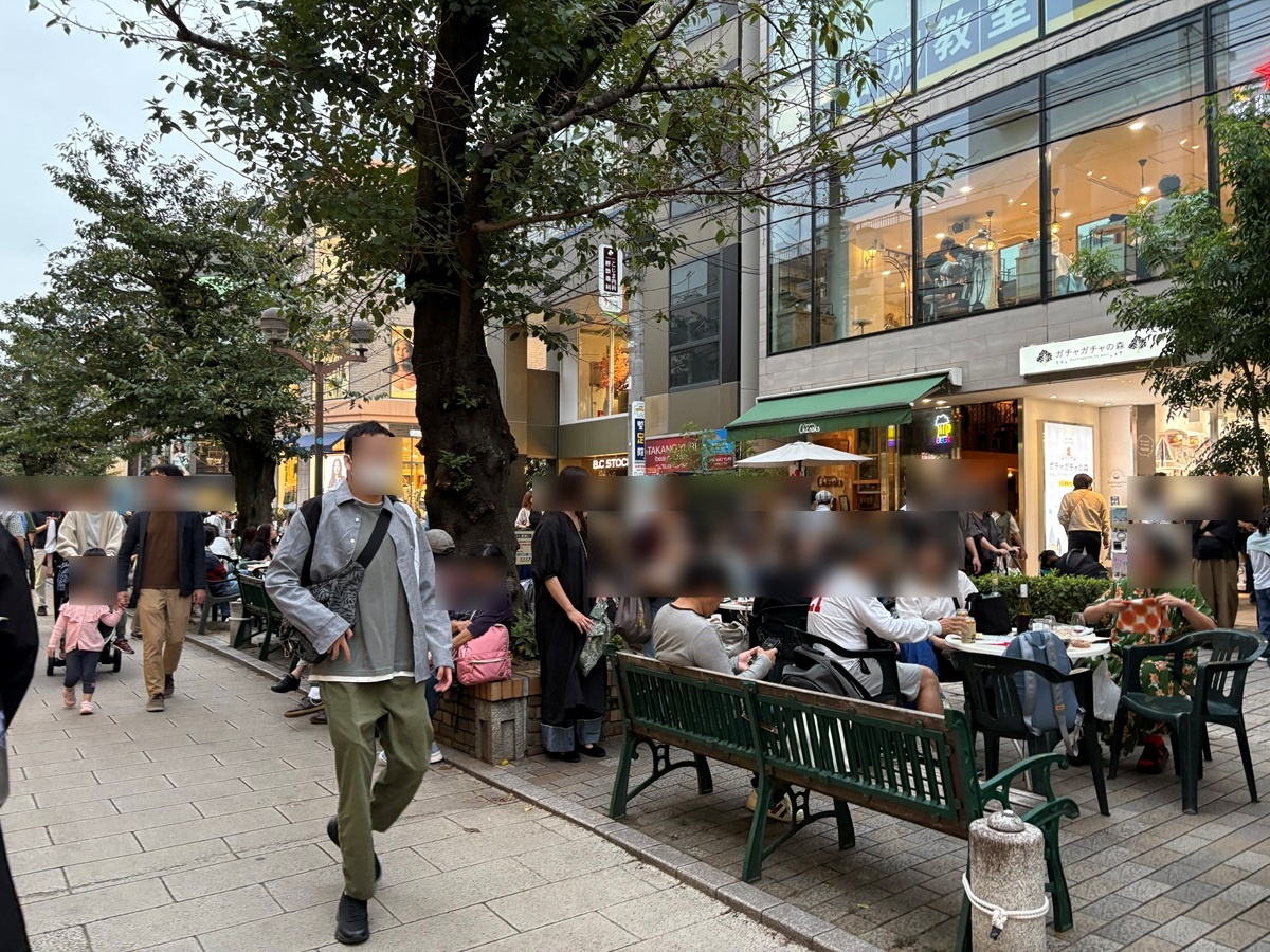 九品仏川緑道沿いは大勢の人で賑わっていました