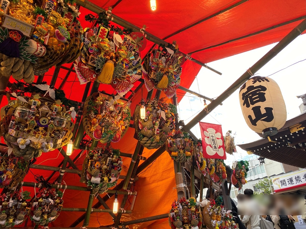 縁起物の熊手がぎっしり