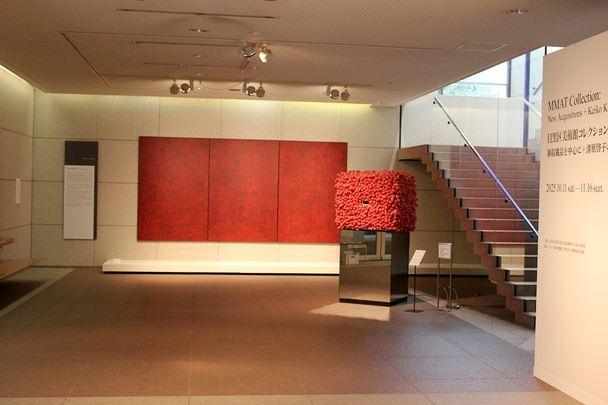 赤いアクリルの抽象絵画とオブジェの「鏡の部屋」は草間彌生作品