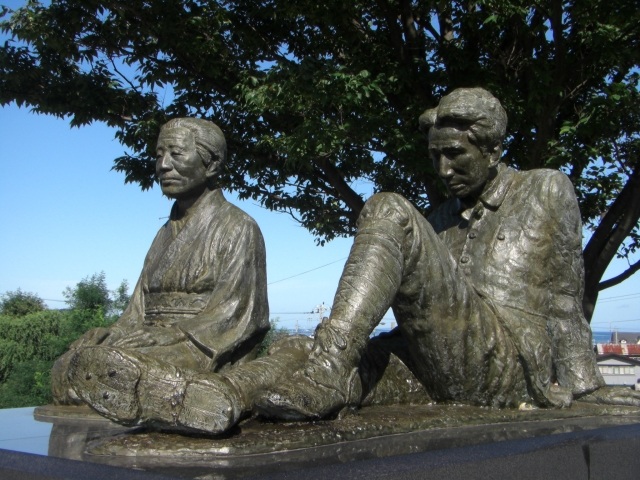 太宰治と子守タケ像