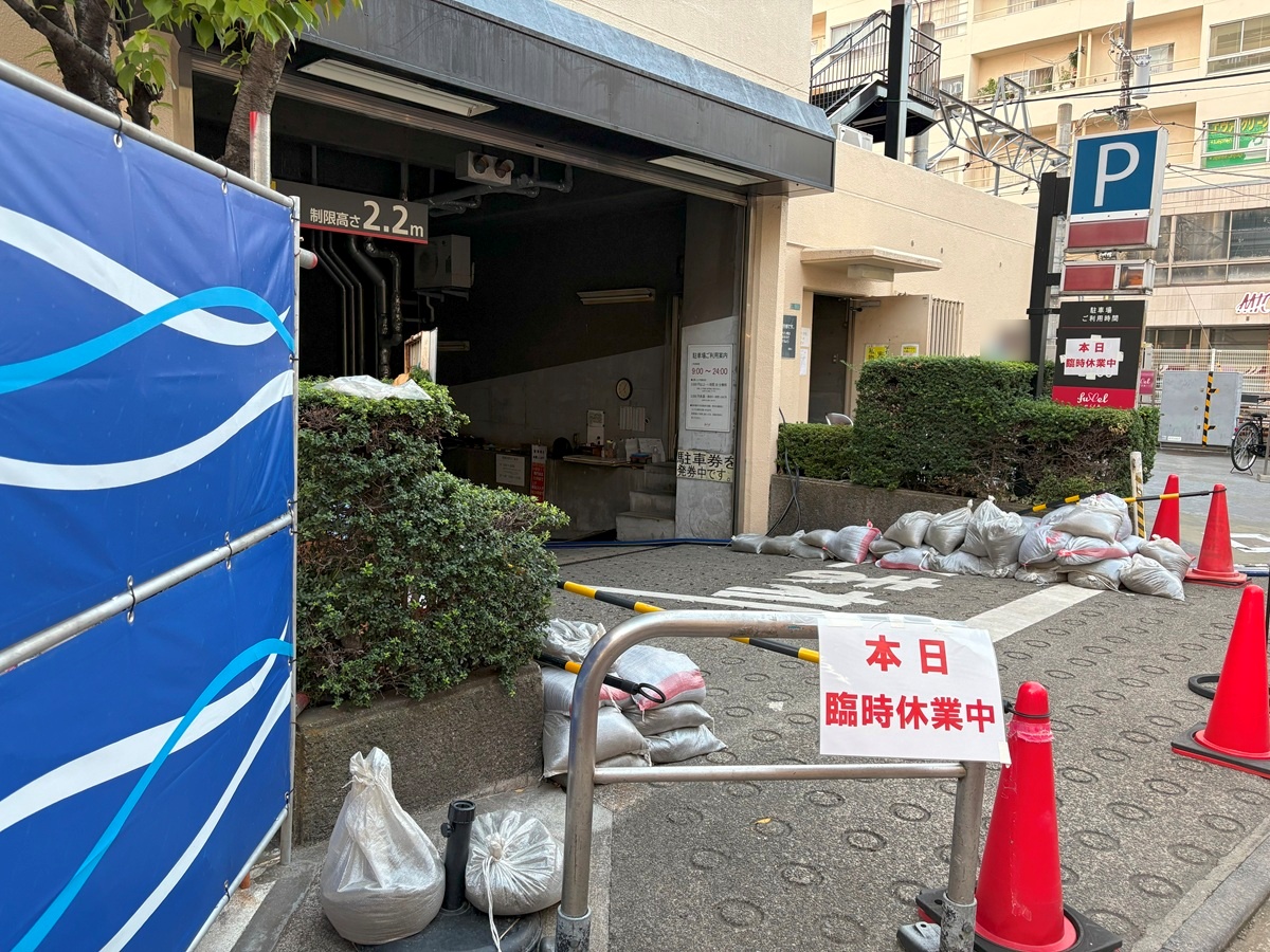 東急ストアフレル・ウィズ自由が丘店の地下駐車場入口