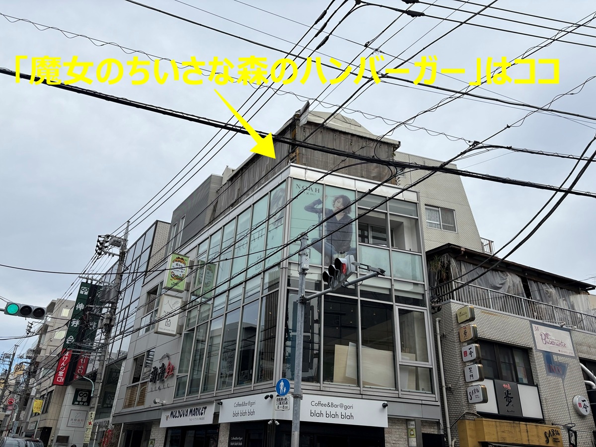 お店はBISビル4階の屋上