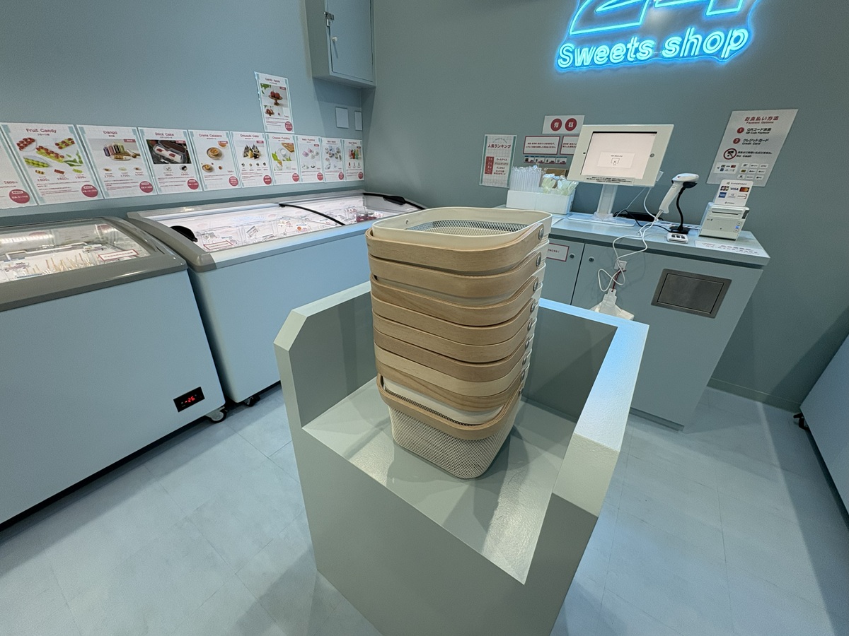 スイーツがぎっしり詰まった冷蔵ケース