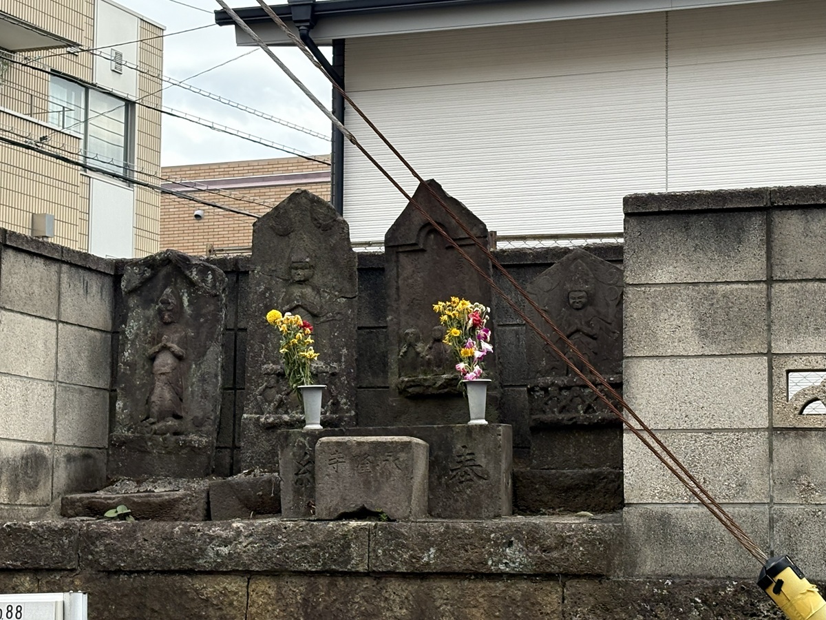 馬喰坂上の庚申塔群