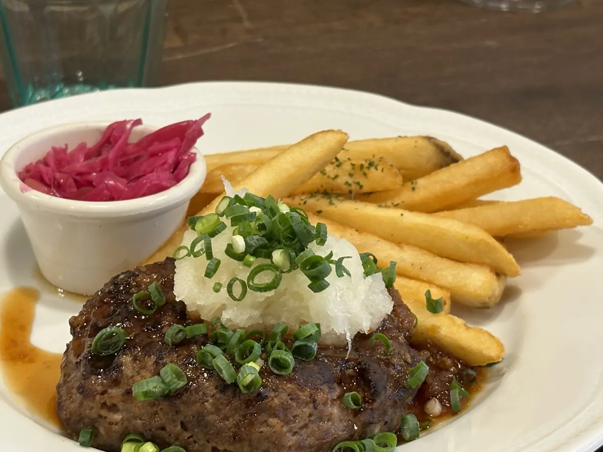 大根おろしが添えられた和風てりやきソースハンバーグ