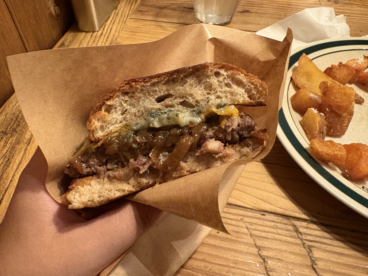 ゴルゴンゾーラの風味をまとったパティ