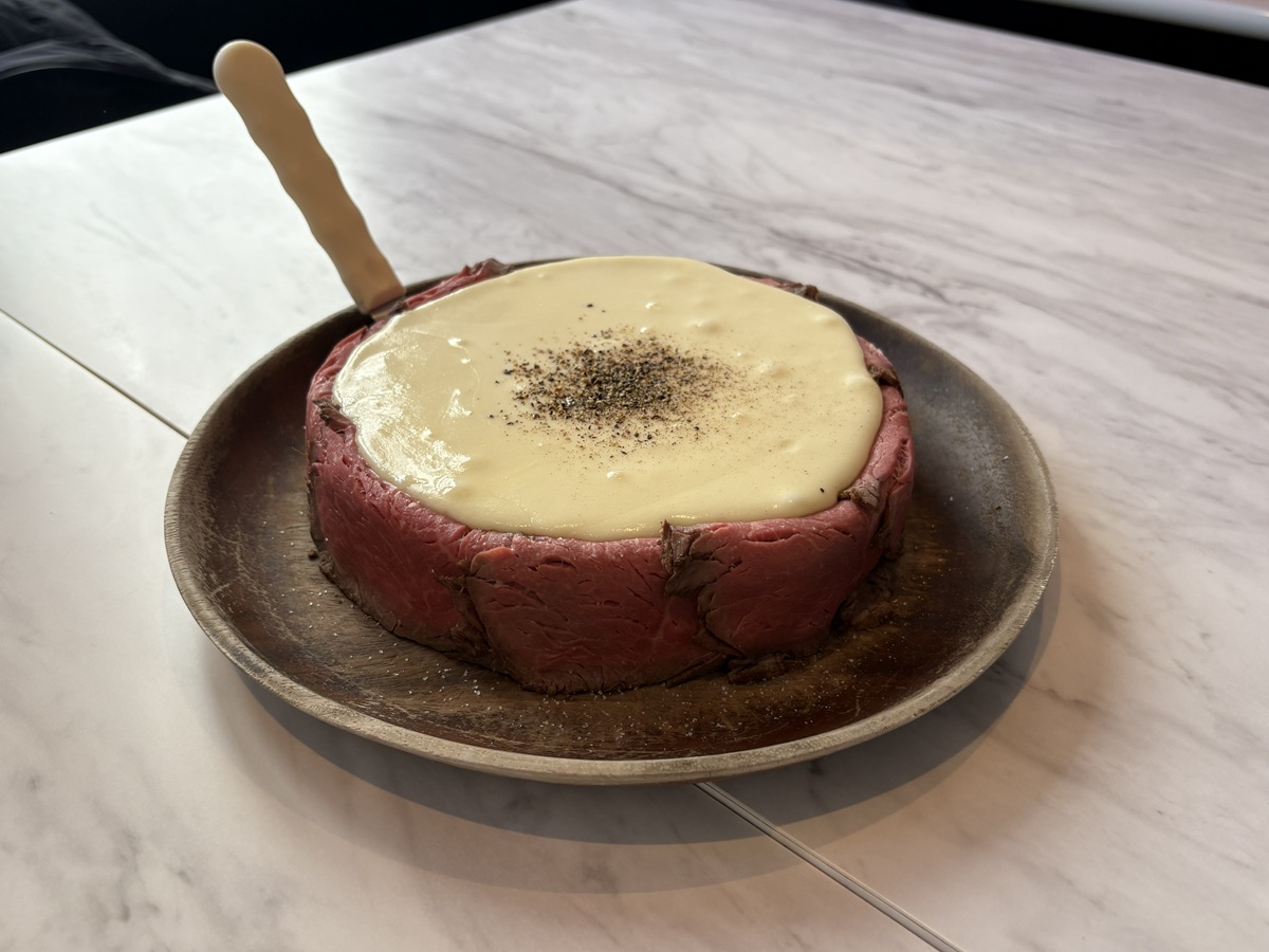 サーロイン肉がずらりと器を取り囲む