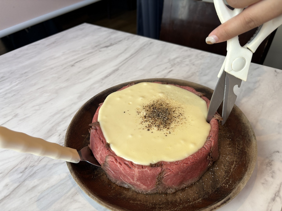 器にハサミで切れ込みを入れます