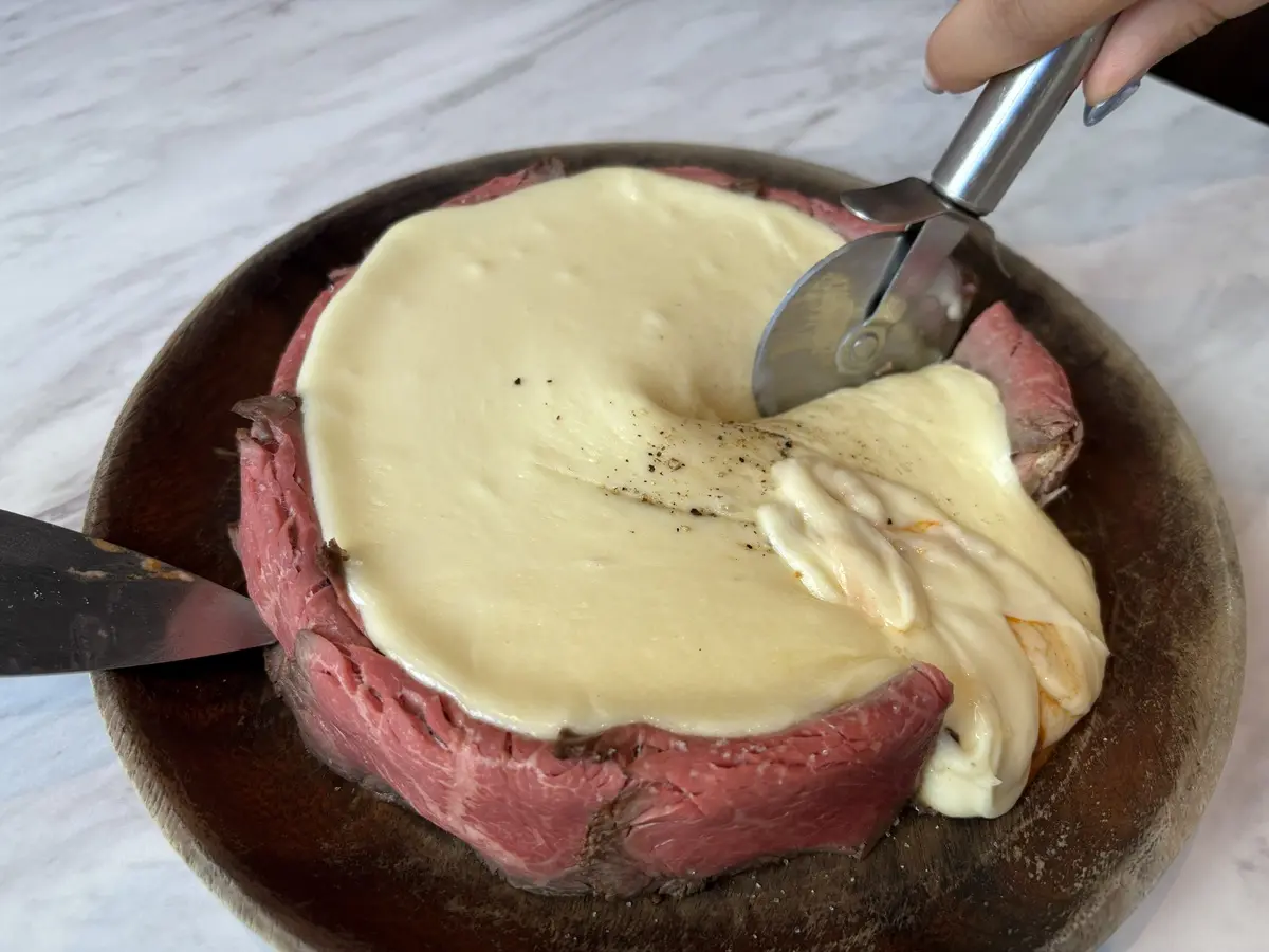 滝のようにあふれ出るチーズ