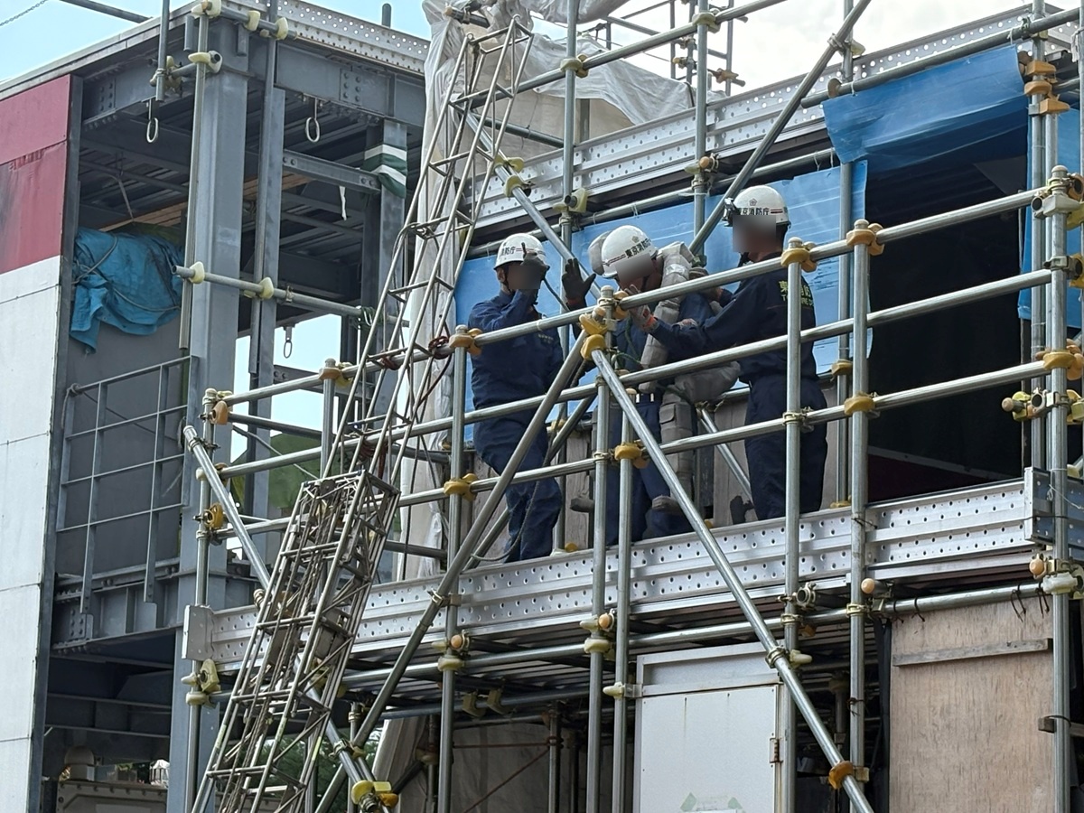 ベランダに要救助者を発見