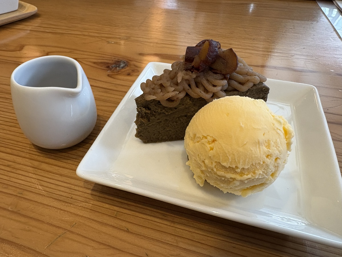ほうじ茶のモンブランチーズケーキ（カシスソース付き）