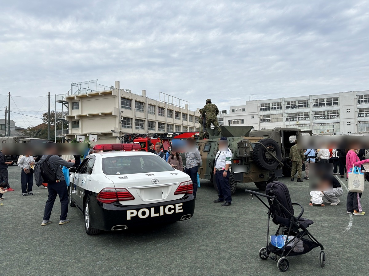 緊急車両もかけつけて記念撮影