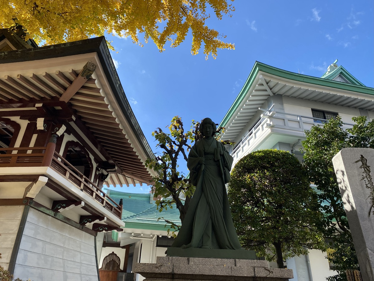 三沢初子さんの銅像