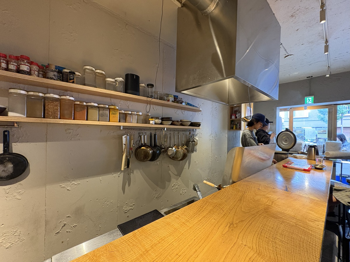 店名考え中の店内