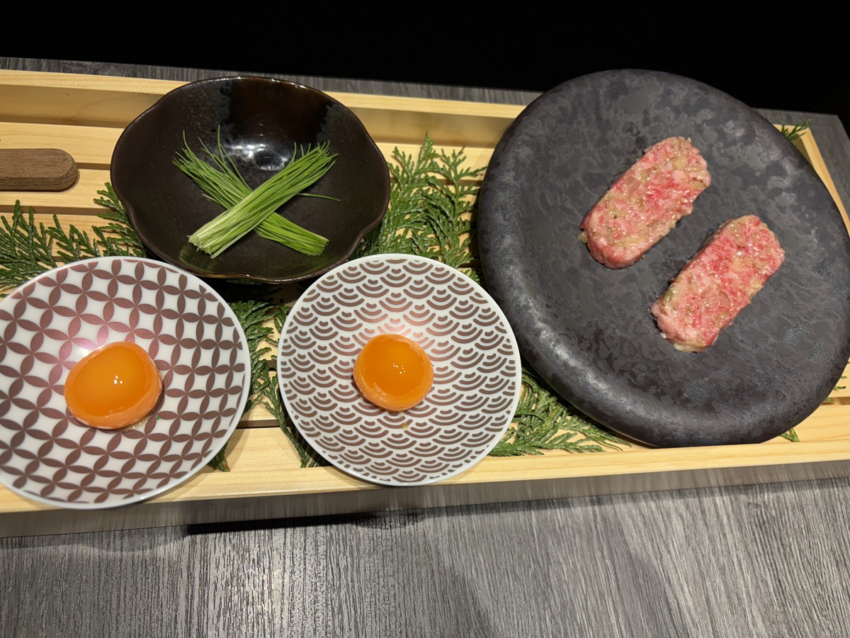 有精卵黄のヅケとユッケを手巻きに