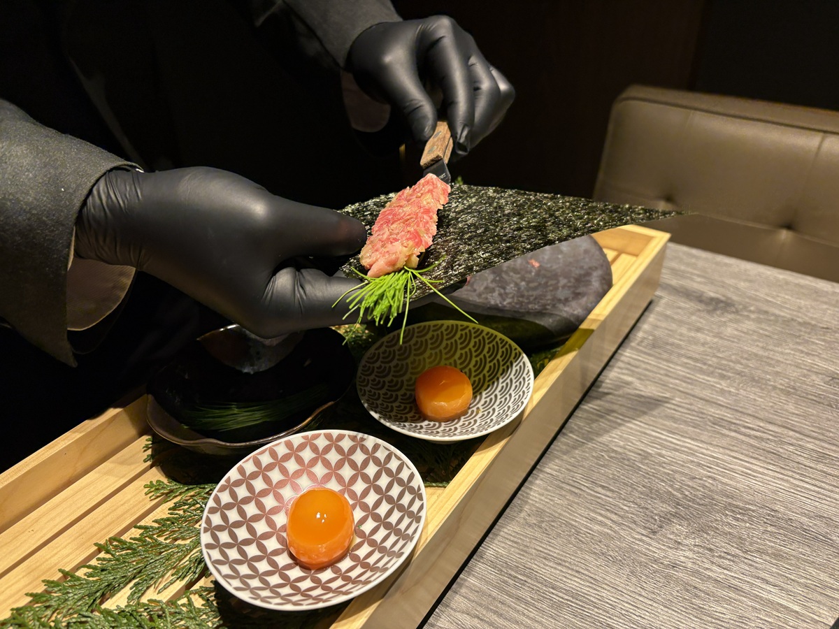 軽く炙って香りを立たせた海苔にユッケなどを巻いて