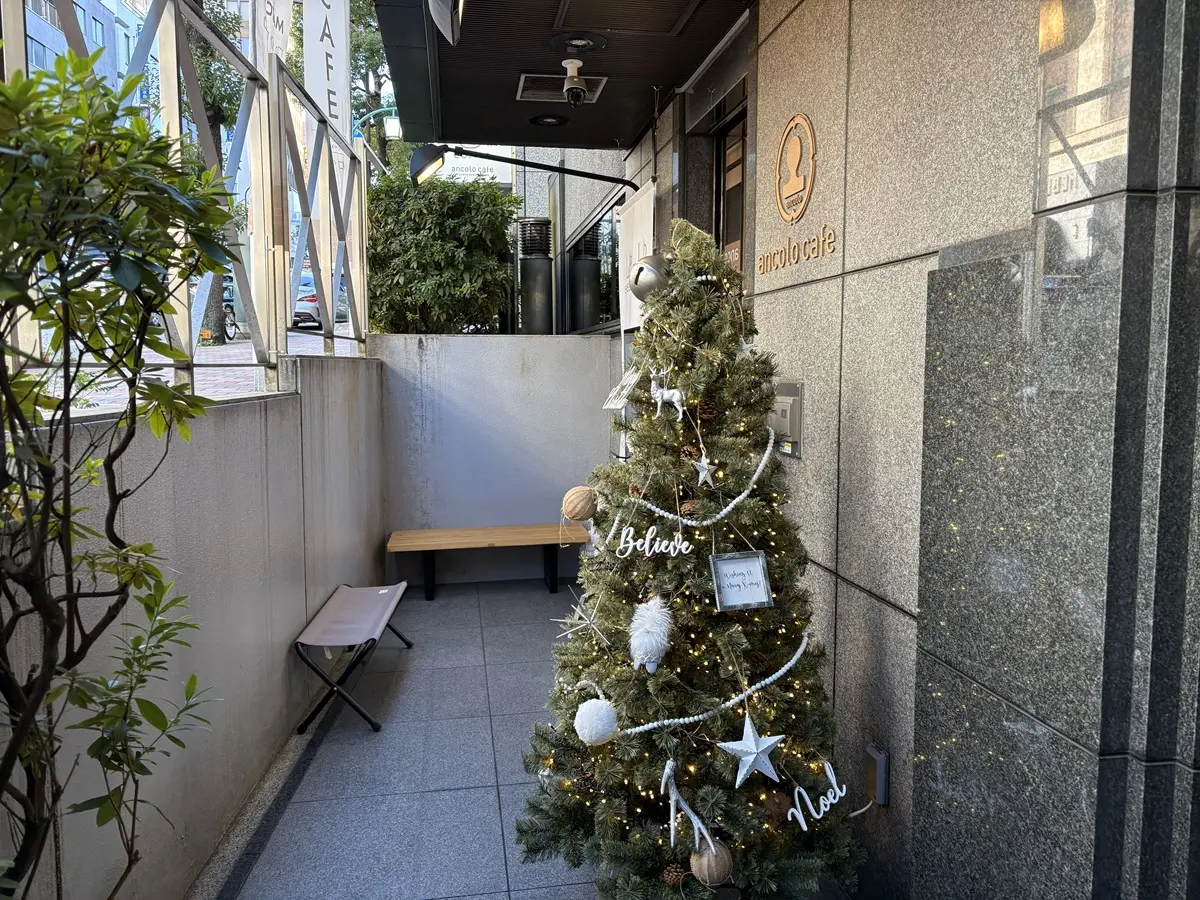 ビルの半地下にある