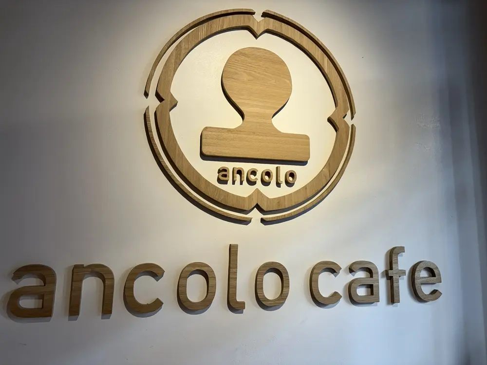 アンコロカフェのロゴもおもちのシルエット