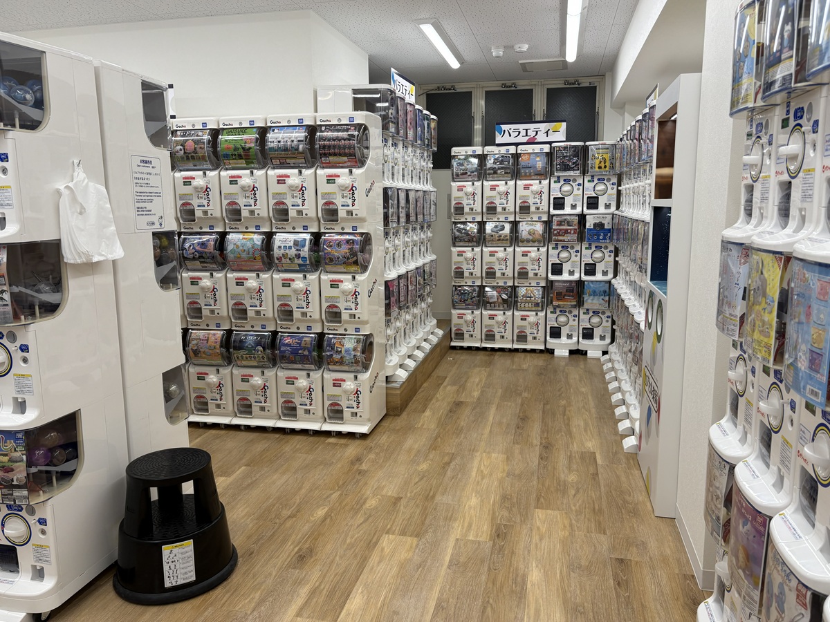 カプセル楽局の店内