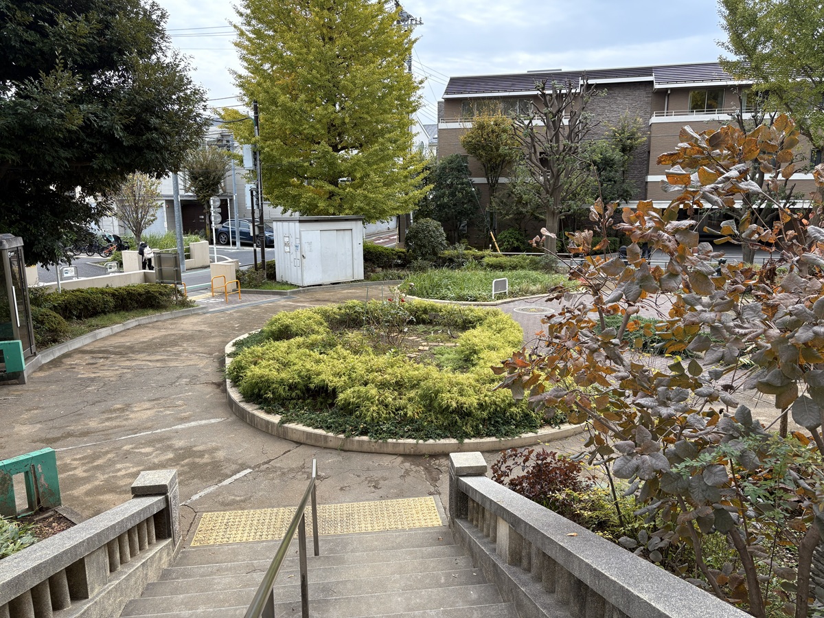 洋風庭園を上った先に遊具がゆったりレイアウトされた公園が