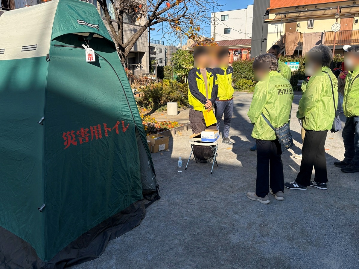 写真向かって左がマンホールトイレ