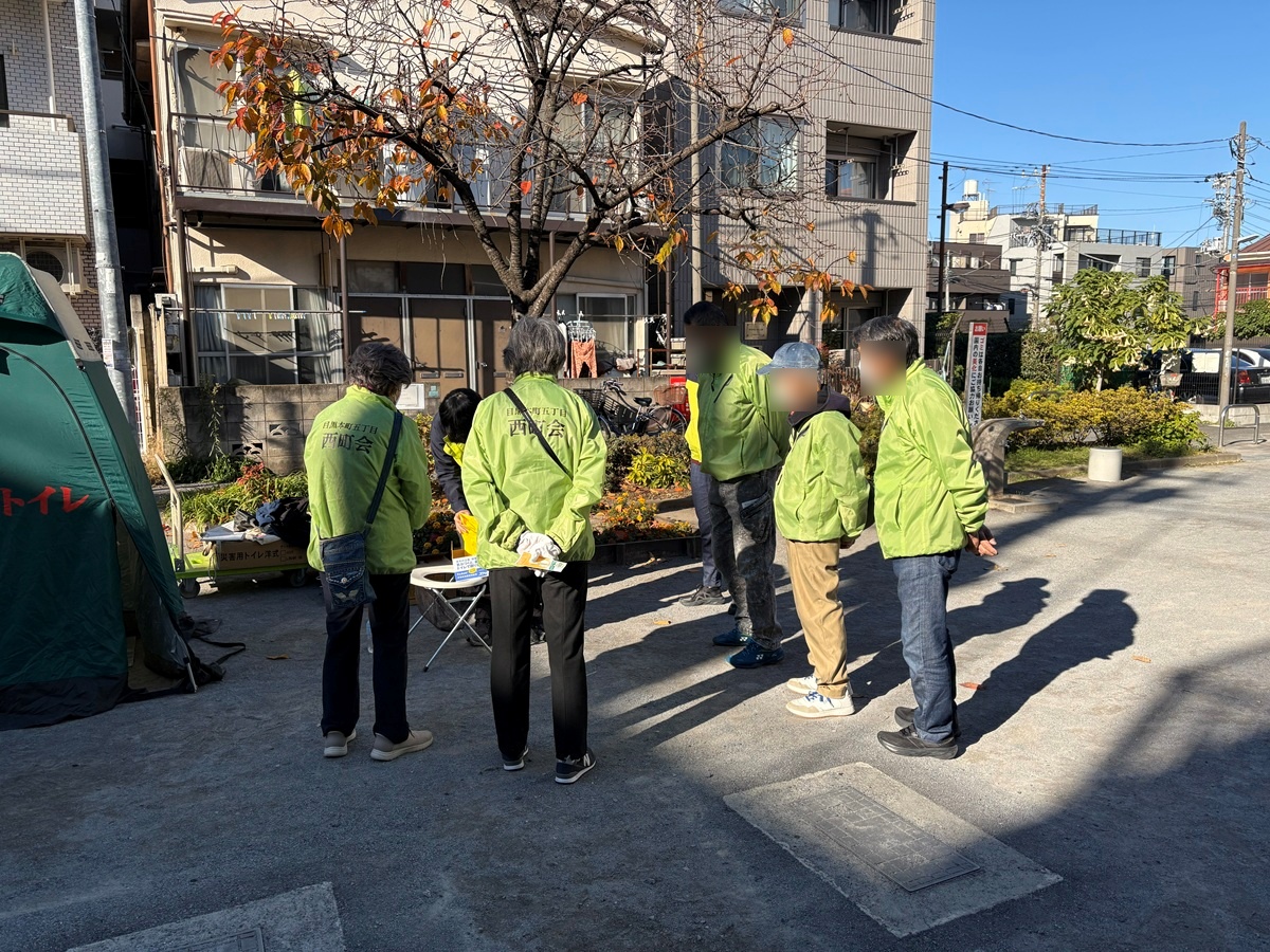 西小山公園では防災トイレの組み立て方と使い方をレクチャー