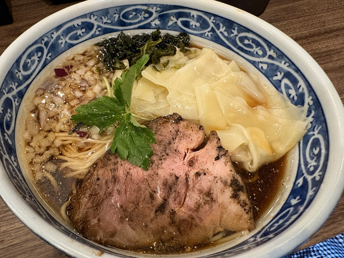 ワンタン淡麗煮干しラーメンが着丼