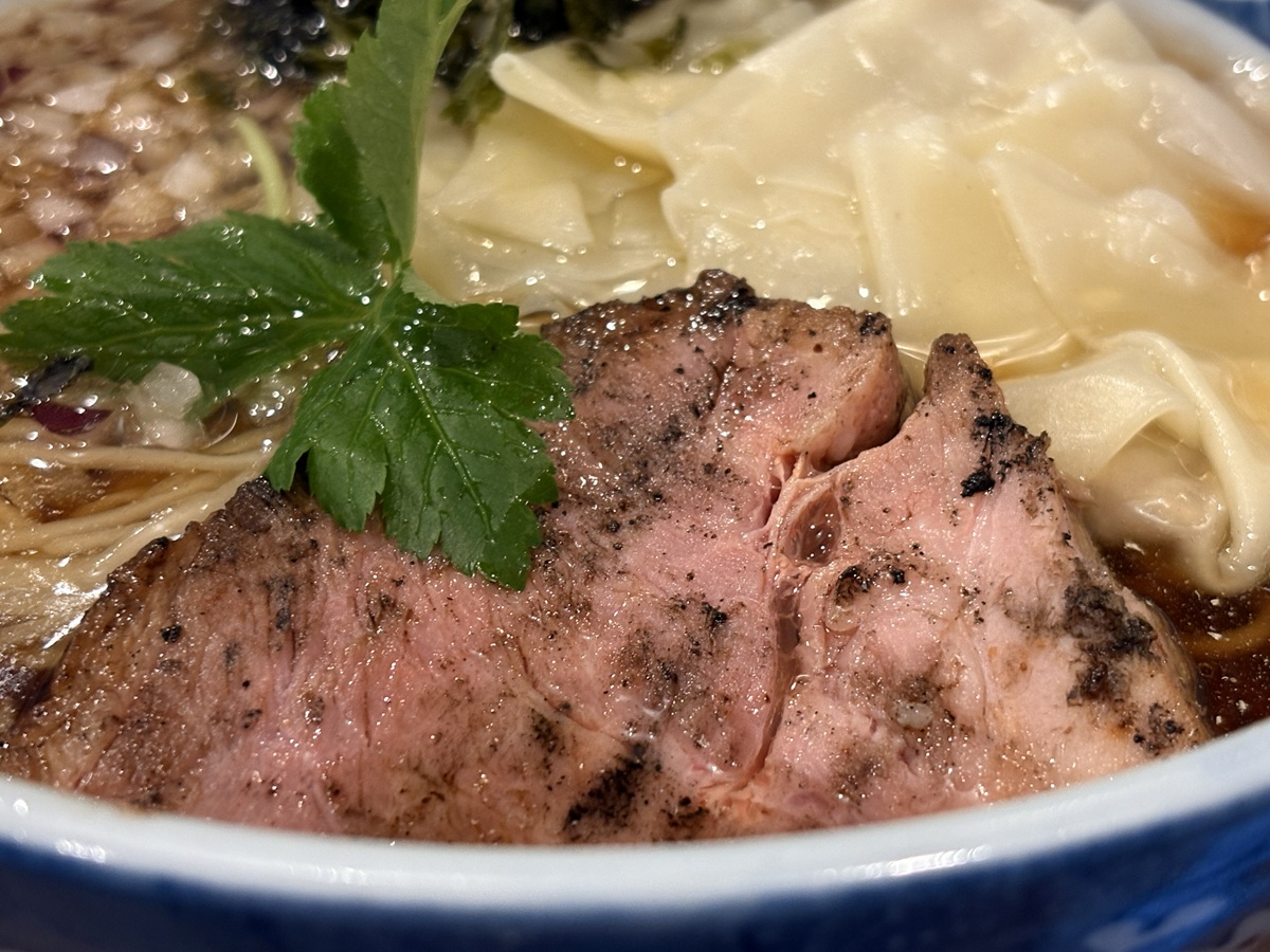 こんがり炭火焼にされたチャーシュー