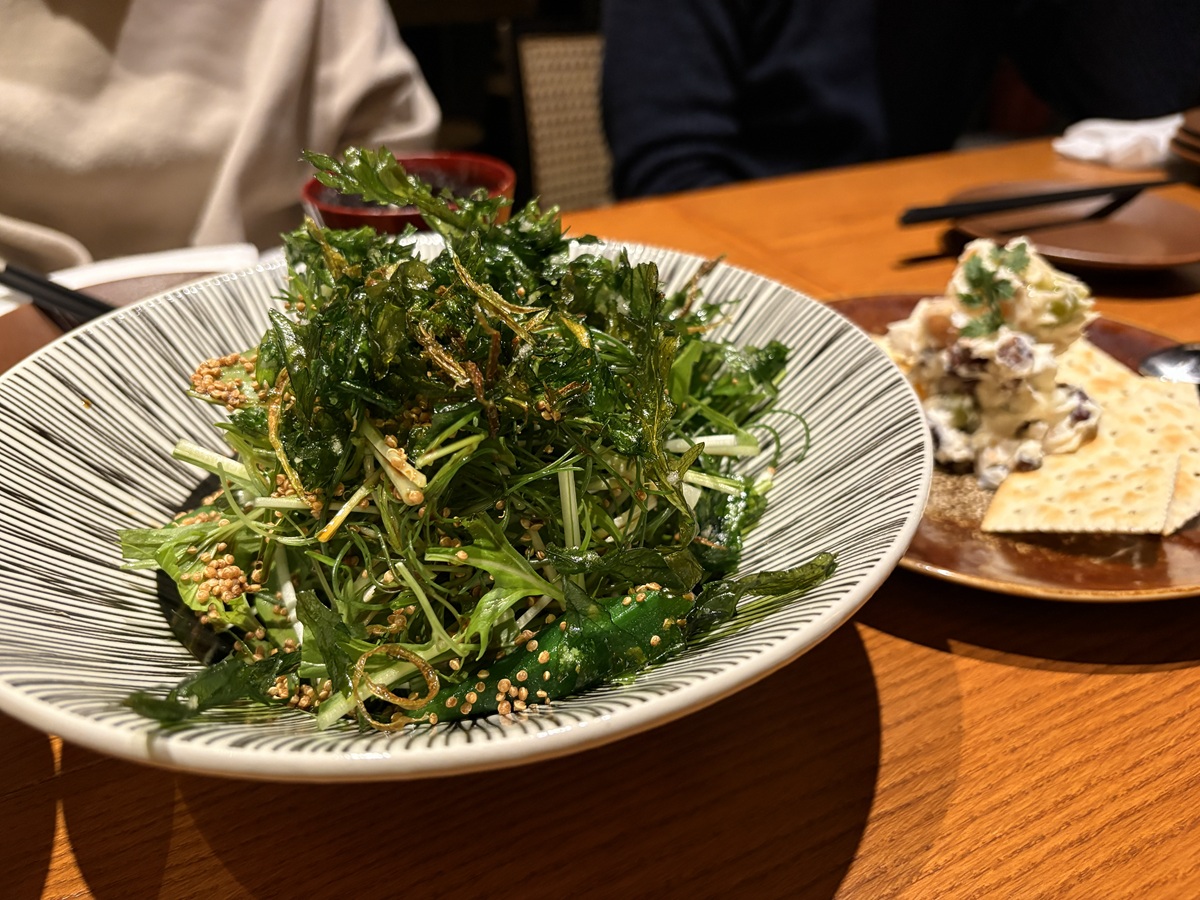 揚げ春菊とさくさくキヌアの大人のグリーンサラダ