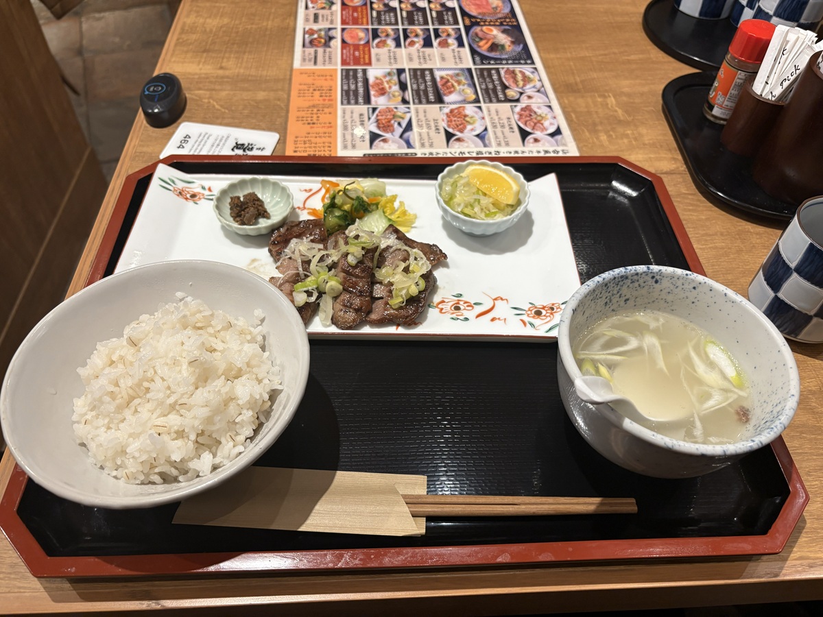 牛たんには麦飯がセットになっている