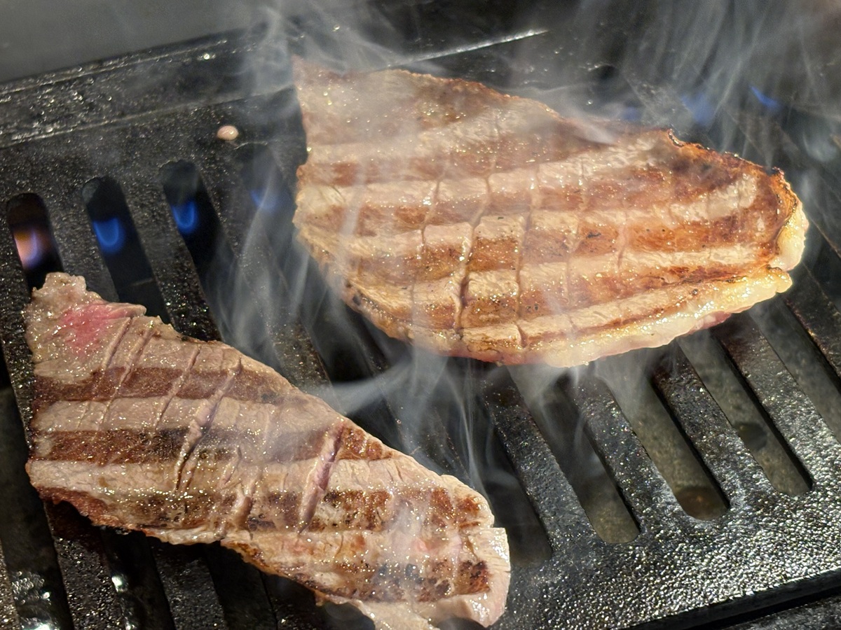 焼肉人生タロちゃんで焼肉を楽しむ