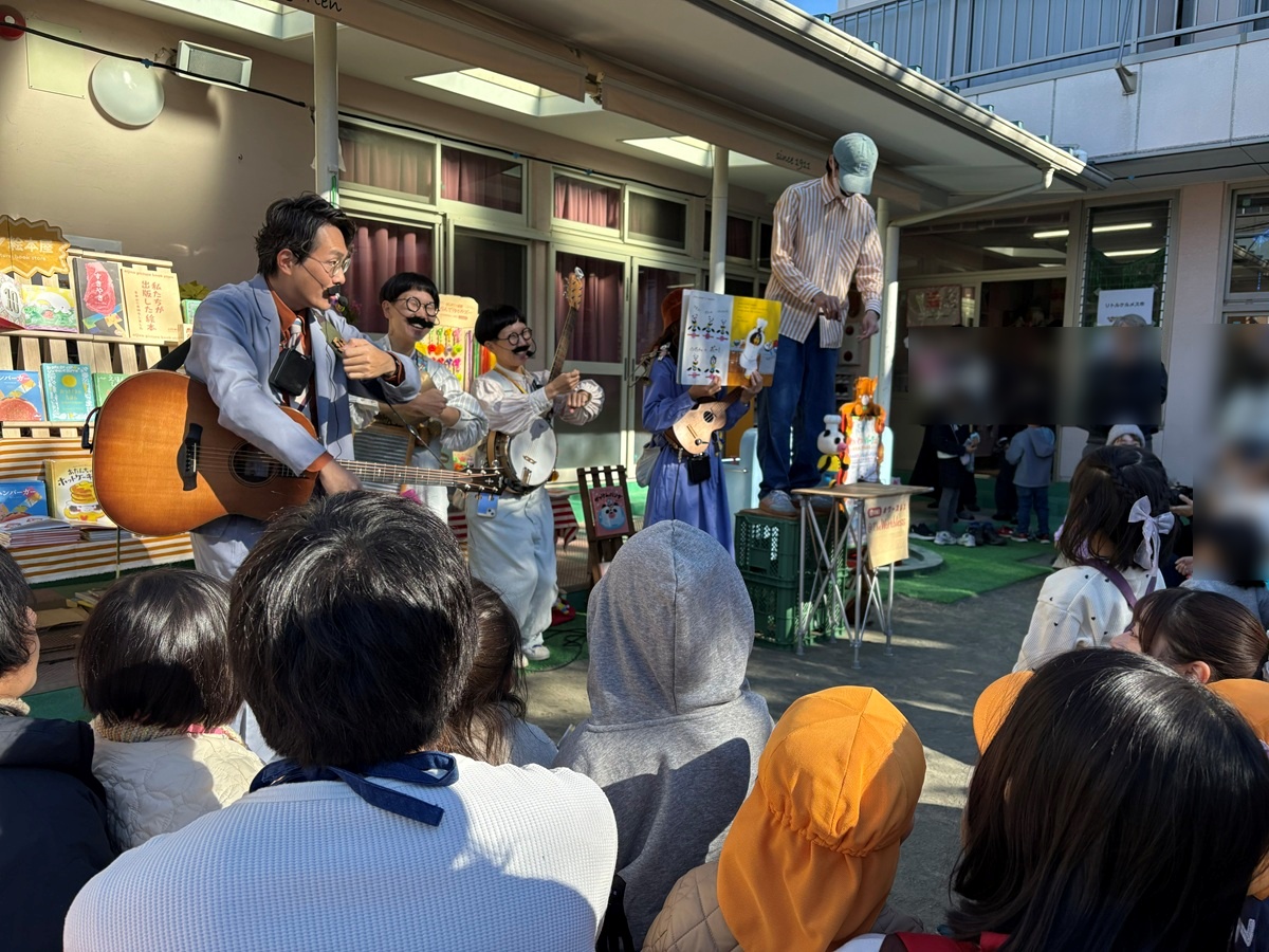 すでにコンサートが始まっており、大盛り上がり