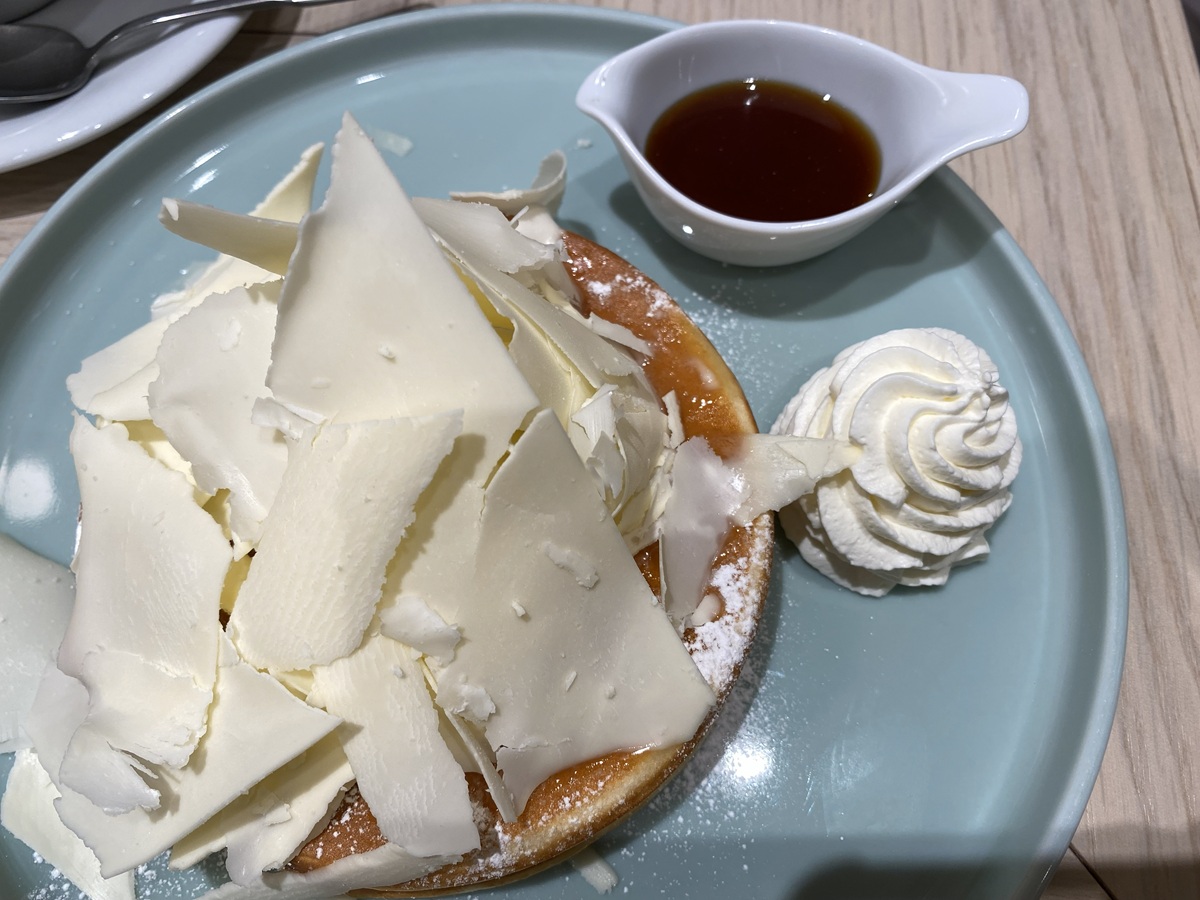 よつ葉ミルクプレイスの「よつ葉のふんわりけずりバターのパンケーキ　てん菜糖蜜添え」
