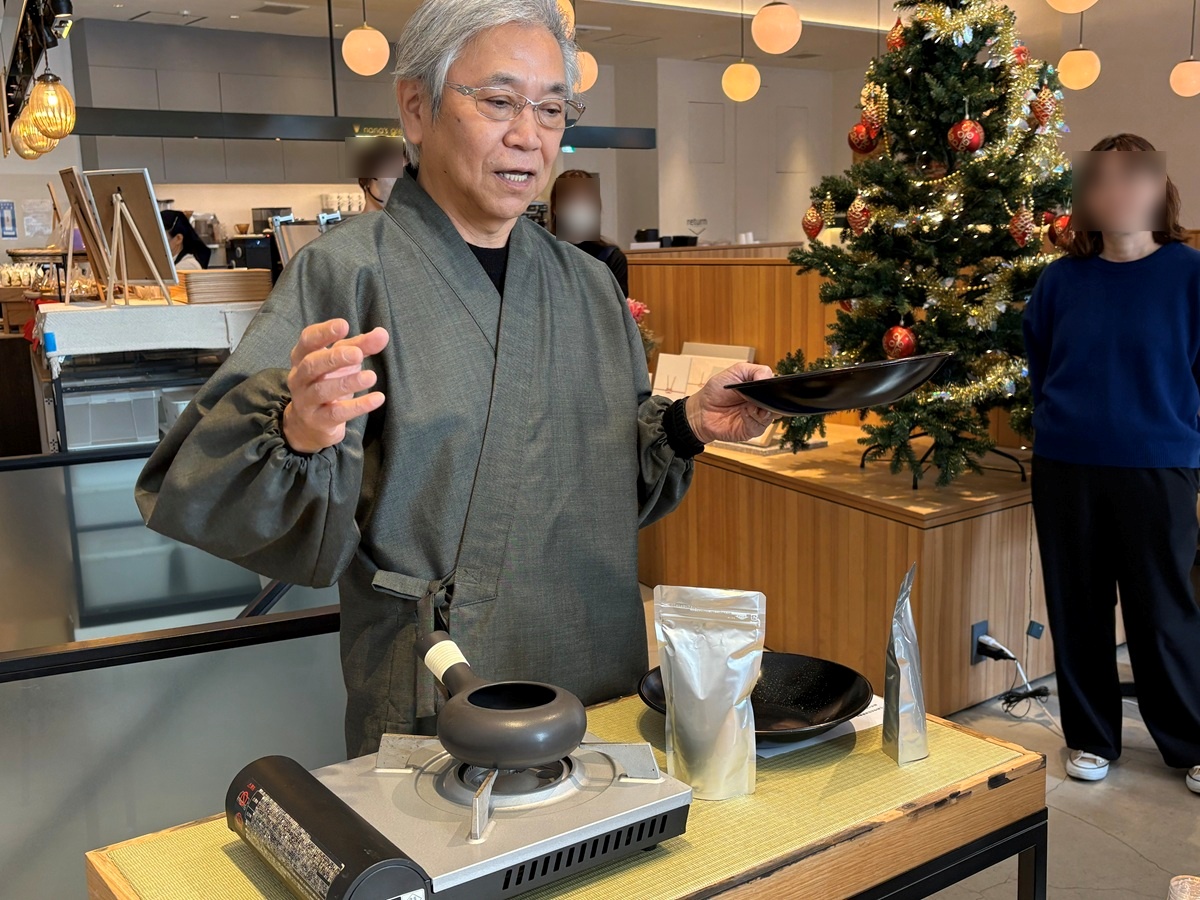 中村さんによるほうじ茶焙煎の実演