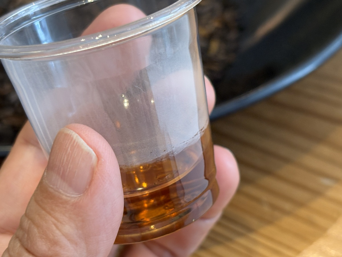 焙煎したばかりのほうじ茶を試飲