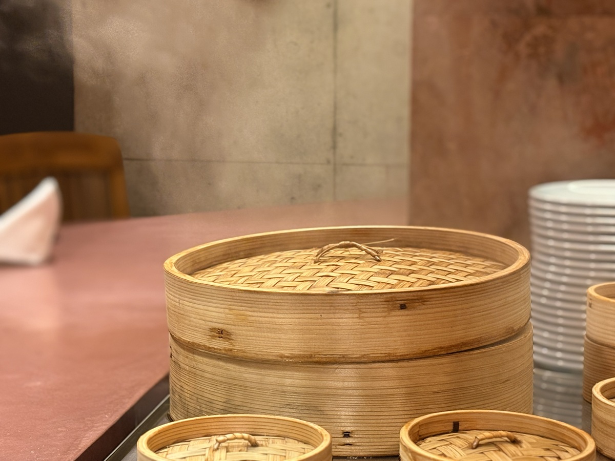 目の前で蒸し料理を提供するライブ感