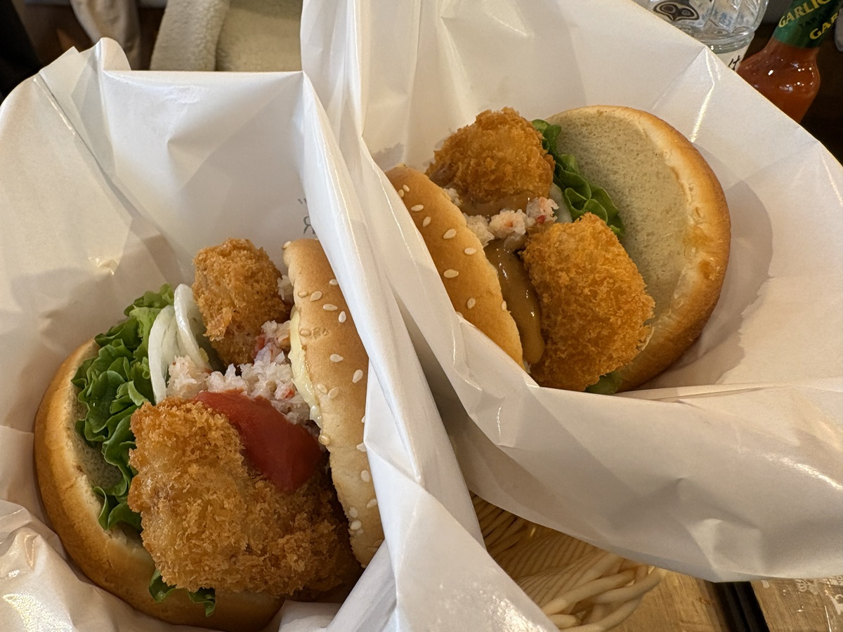 オオズワイガニのクリームコロッケバーガー2種