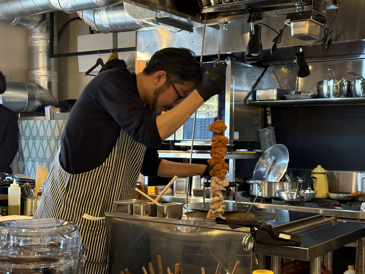 厨房の中央にはタンドール窯