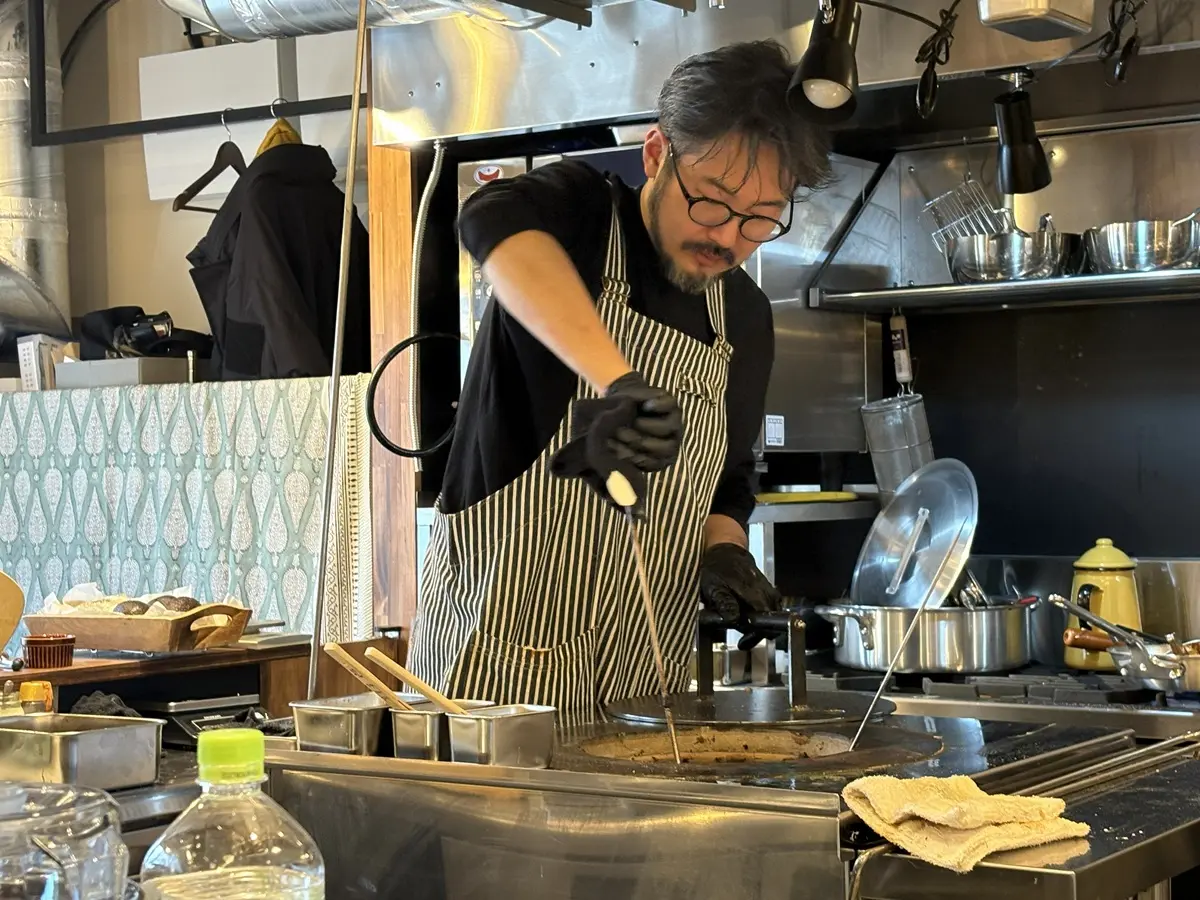 使用するのは国産タンドール釜