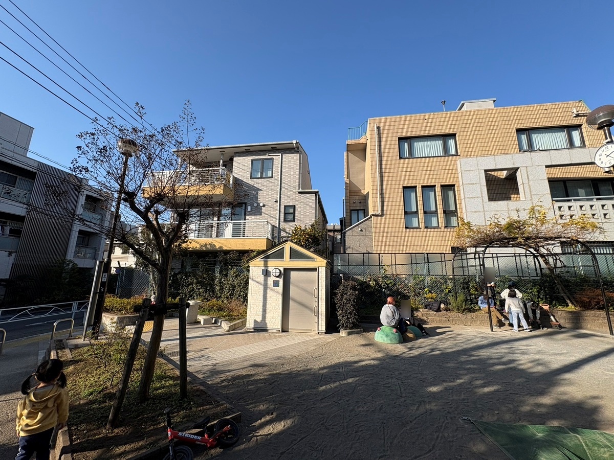 高低差を利用してスロープがつけられている