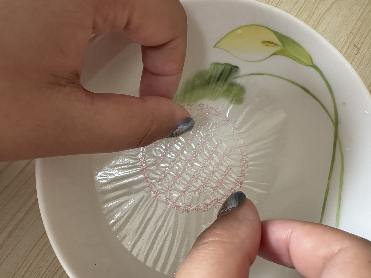 水をいれた器に入れて飲み干す