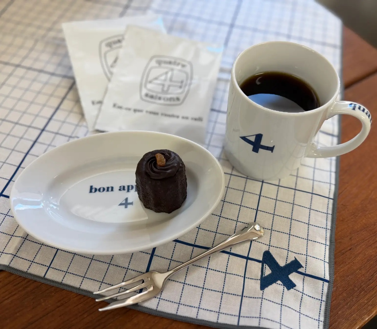 スイーツを乗せておそろいのティーカップ