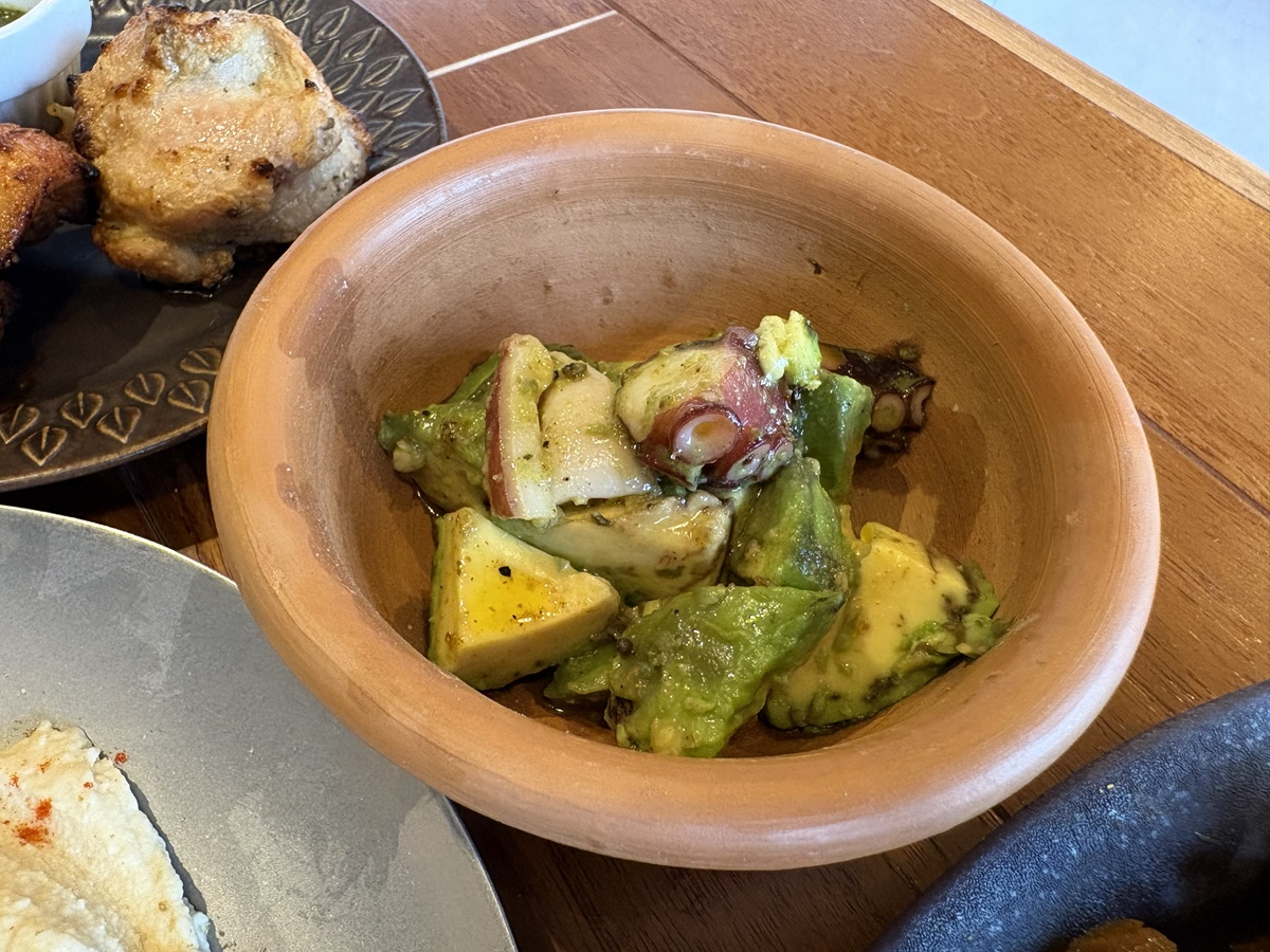 タコとアボカドのマサラマリネ